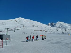 lvs ascot ski trip group on mountain